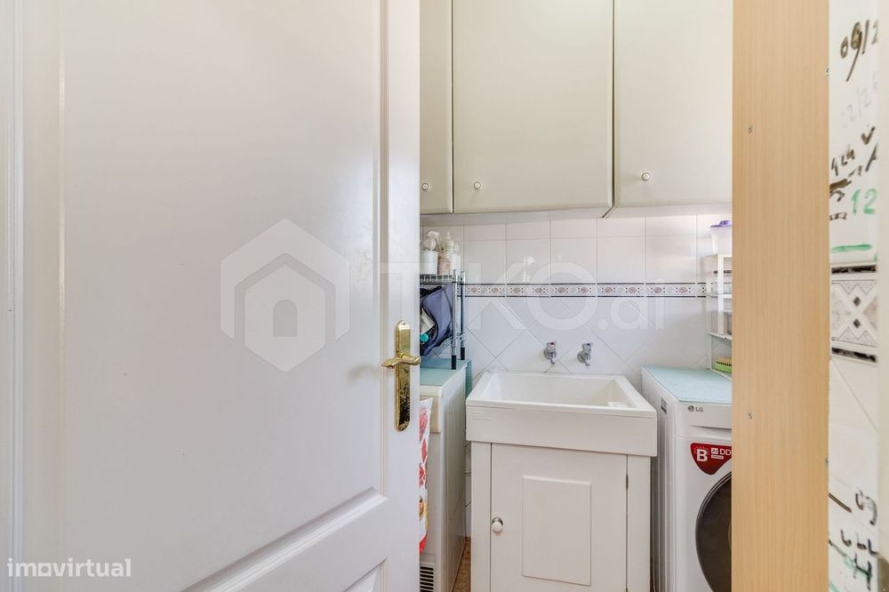 T4 com 209 m², vista 360º, sol todo o dia e garagem de 78 m² | Corroio