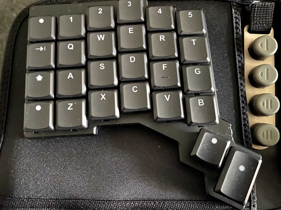 Teclado ZSA Voyager (Ergonómico + Mecânico)