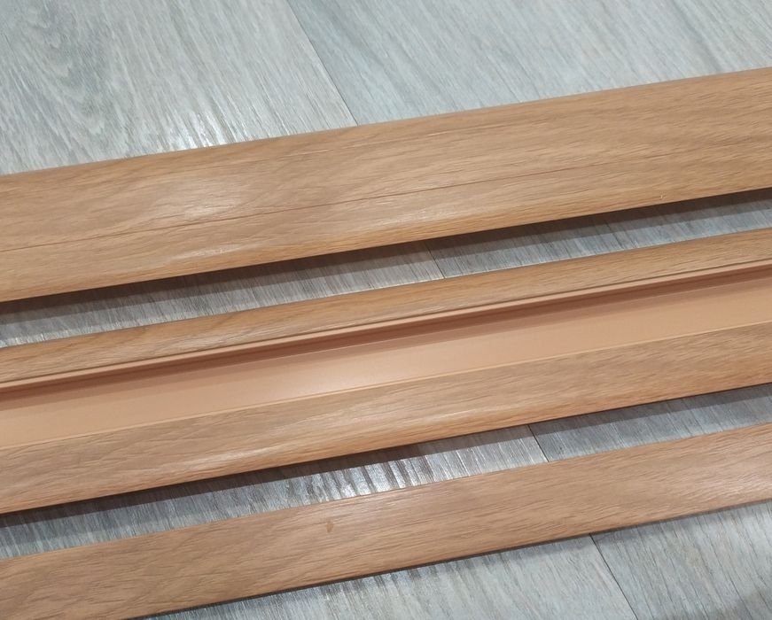 Плінтус пластиковий, кольору в'яз (світло-коричневий)