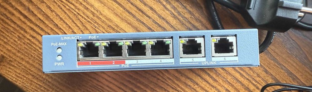 Switch PoE DS-3E0106P-E/M 4-PORTOWY + 2 PORTY UPLINK Hikvision