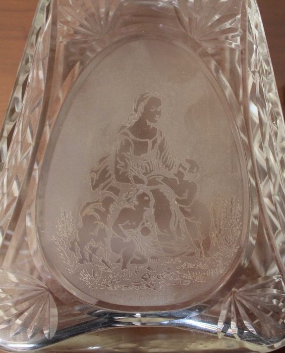 Garrafa de cristal vintage, anos 60, lapidada, gravada à mão.