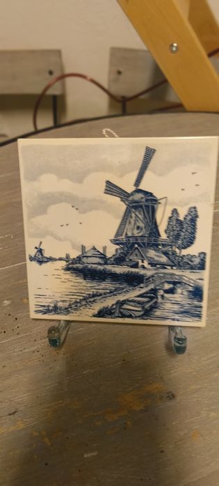 Zabytkowa płytka z wiatrakiem