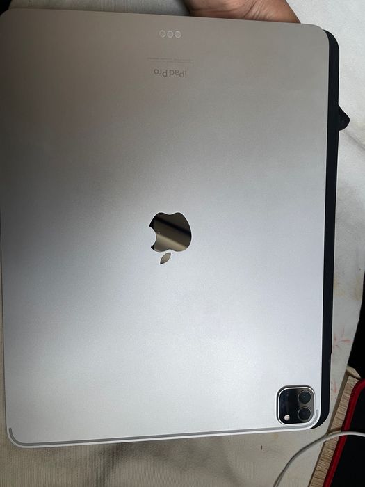 iPad Pro 12.9” 6.ª Geração 256GB - Troca por BMW