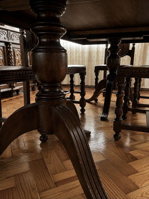 Sala de Jantar Antiga em Madeira Maciça Entalhada – Aparador + Mesa + 8 Cadeiras + Móvel TV