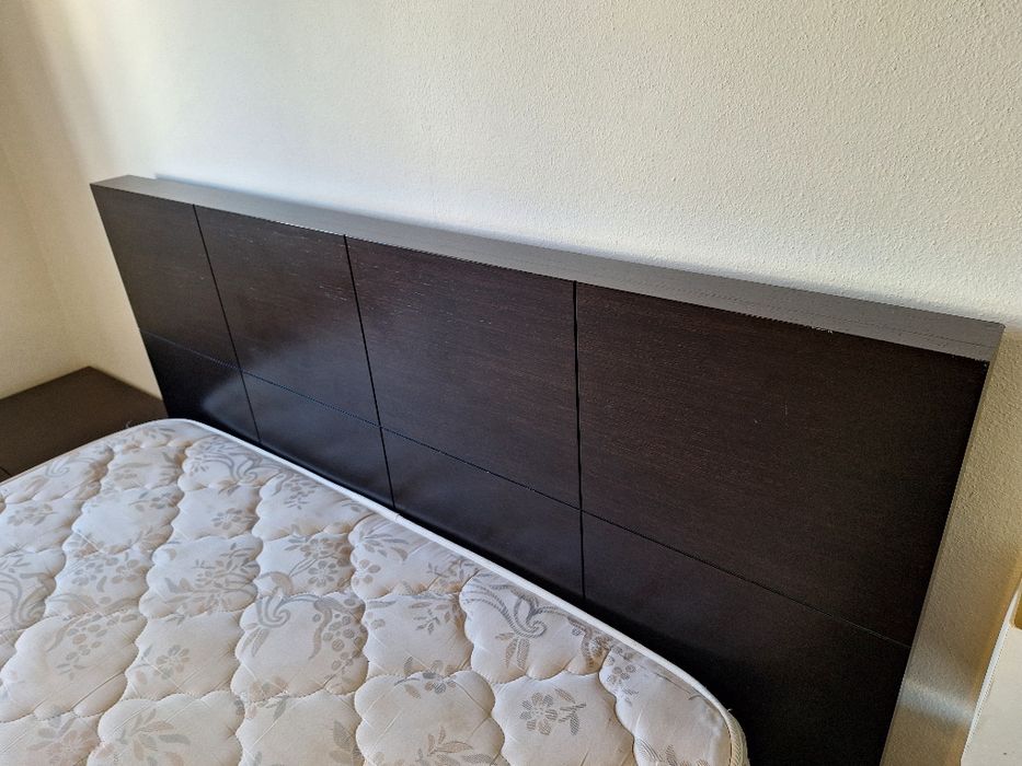 Cama e duas mesas de cabeceira