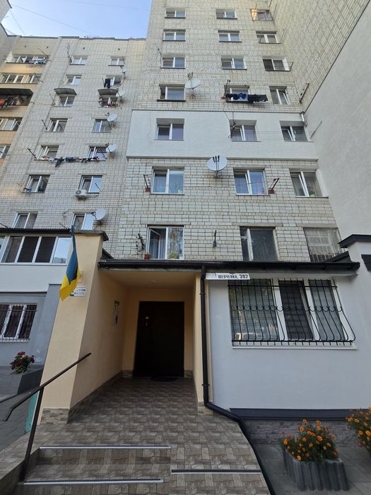 Продаж 2-кімнатної квартири з ремонтом, Львів, Рясне 1