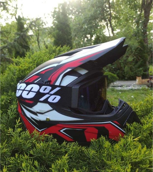 Шолом з окулярами ред бул