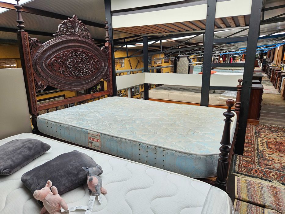 Cama em madeira com estrado e colchão - Muito bom estado geral