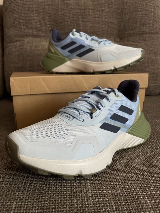Продам жіночі трейлові кросівки Adidas