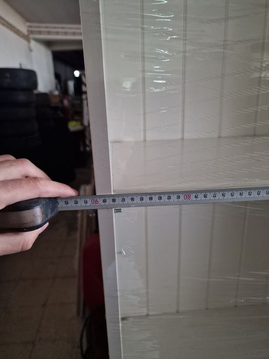 Estante branca de madeira