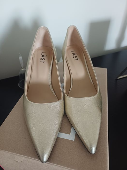 Scarpins dourados de bico fino marca dinamarquesa LÄST sapatos mulher