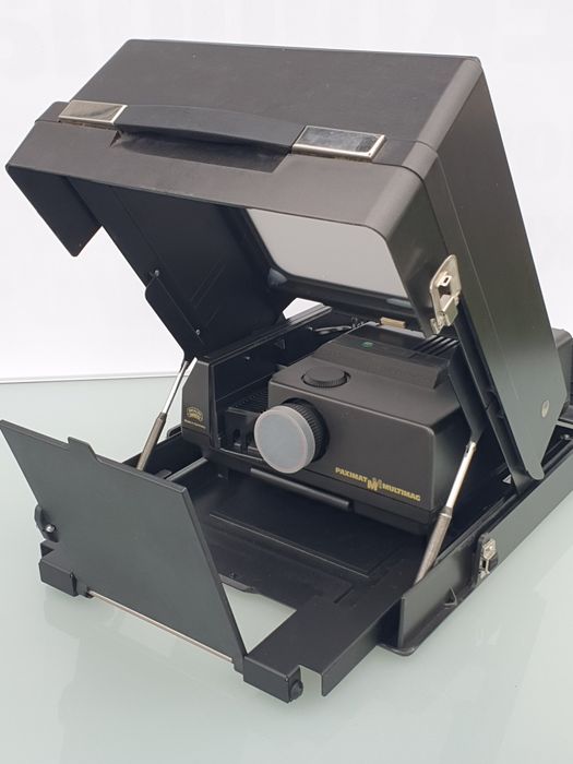 Rzutnik do slajdów Braun multimag 5015 AF.  Ekranem