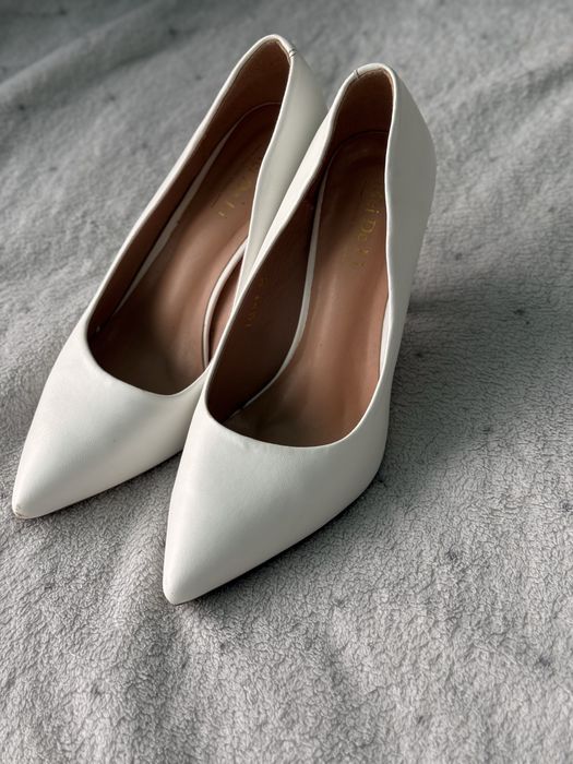 Жіночі білі туфельки
