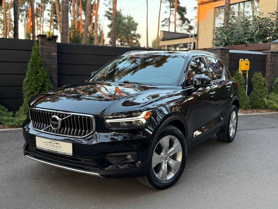Volvo XC40 2021 року Momentum 2.0 AT (247 к.с.) AWD