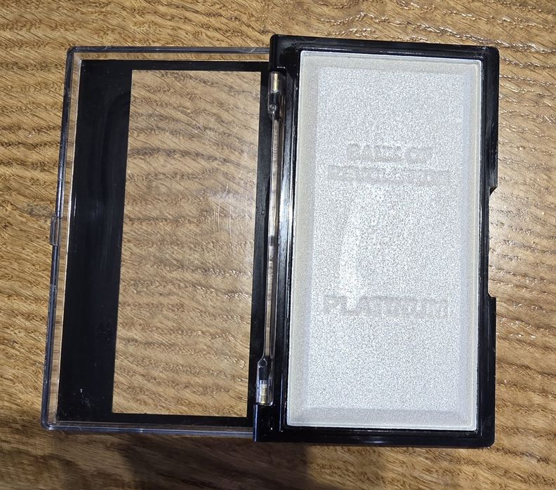Rozświetlacz REVOLUTION kolor platinum