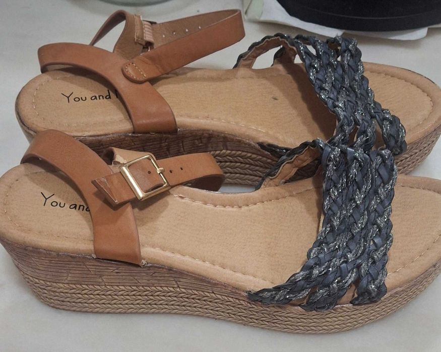 3 pares de sandálias muito bonitas