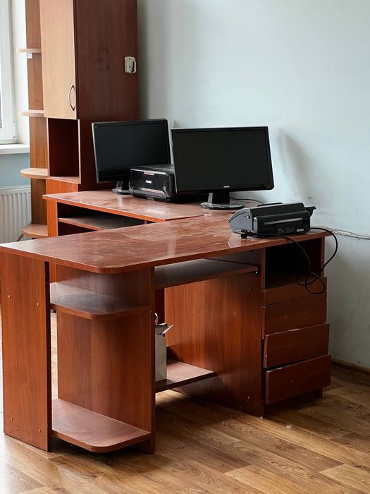 Стулья кресла офисные столы тумбы