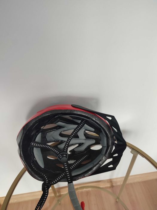 Kask rowerowy czerwono-czarny