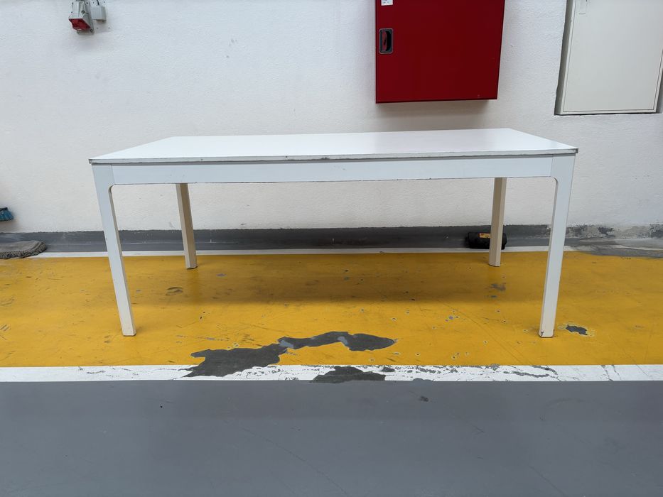 Mesa IKEA branca – provável VANGSTA – modelo descontinuado