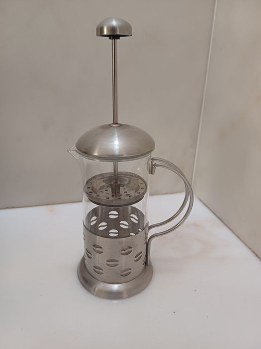 Máquina de café artesanal e chávenas