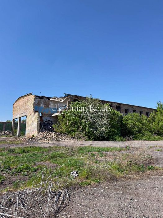 Продаж цілісного майнового комплексу загальною площею 3048 м² + ділянка 3.7 га. Колишній тракторний стан.