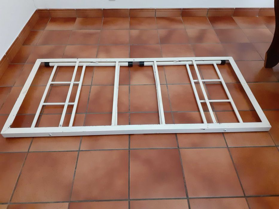 Cama de solteiro em ferro