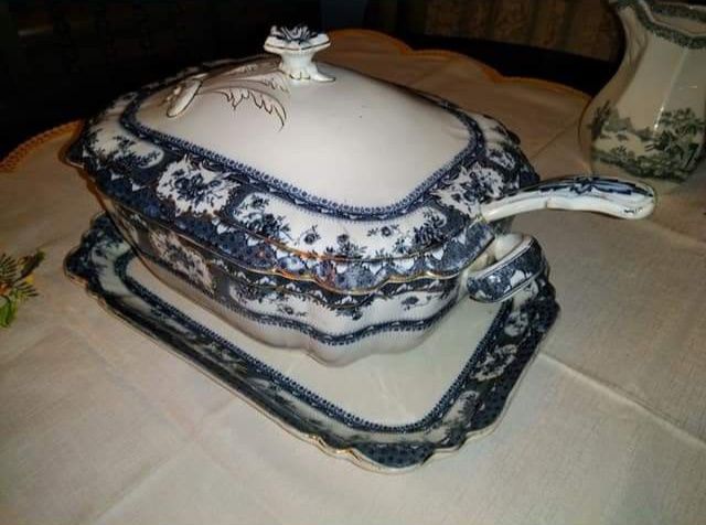 Terrina e travess da Real Fábrica de Sacavém motivo Beira,