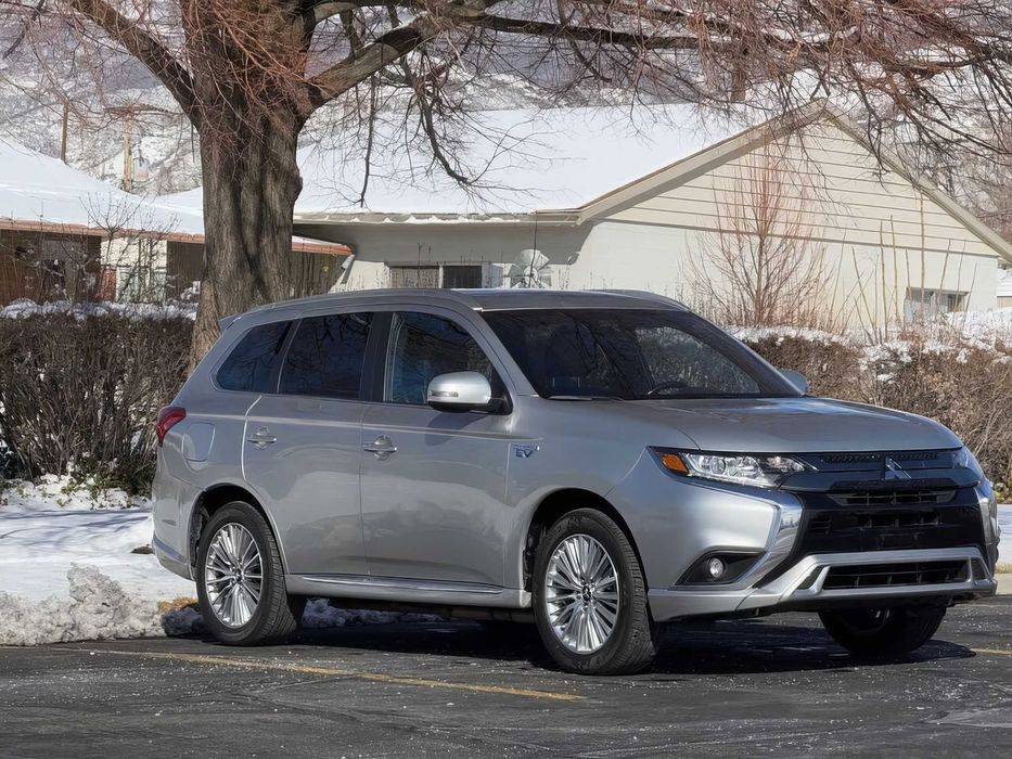 Mitsubishi Outlander SEL S-AWC      2022