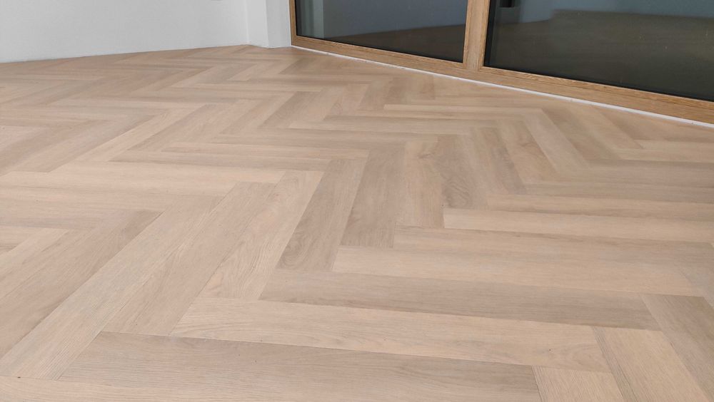 Podłogi, montaż paneli winylowych i laminatów, także podgrzewanych