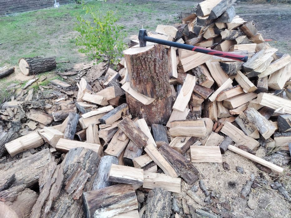 Рубаю, колю дрова