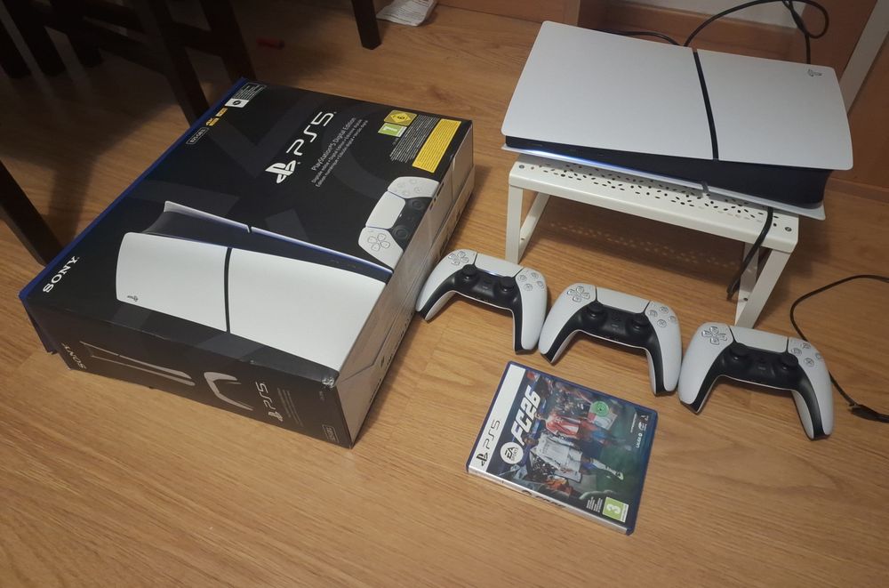 PS5 Slim 825GB, 3 comandos, FC26.