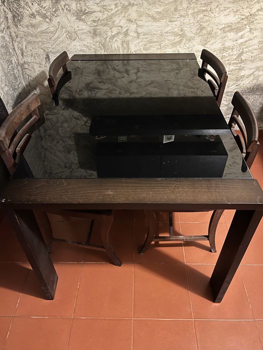 Ofereco - Mesa com 4 cadeiras