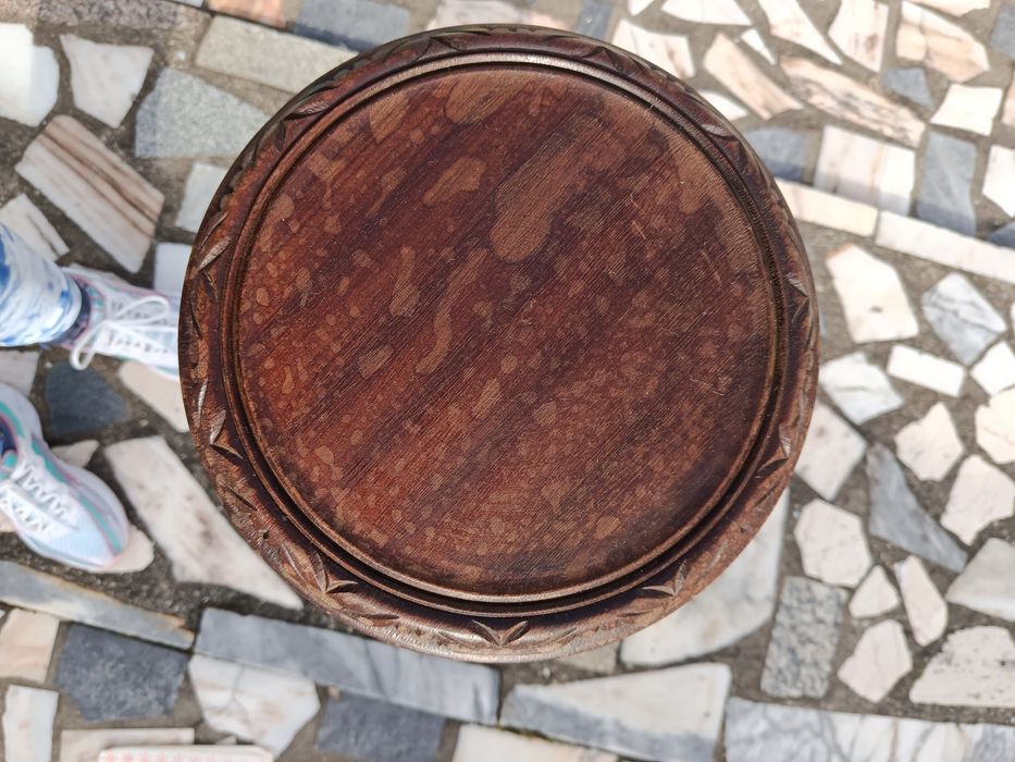 Coluna de vasos ou loiça em madeira usada