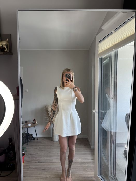 Biala elegancka sukoenka mini rozkloszowana