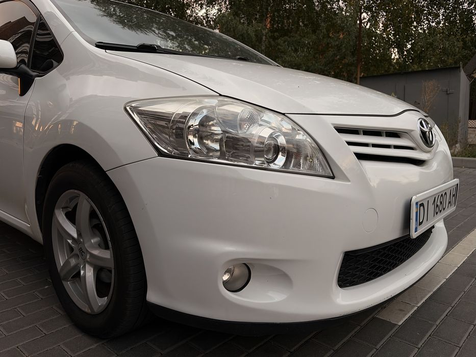 В продажу Toyota Auris 2010 рестайлінг