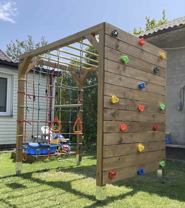 Drewniany plac zabaw, małpi gaj