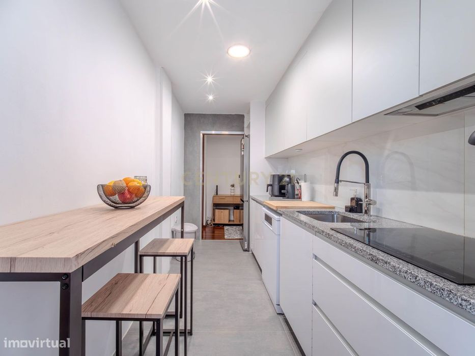 Apartamento T2 | Rés-Do-Chão Elevado | Remodelado | Garagem | Rio Tint