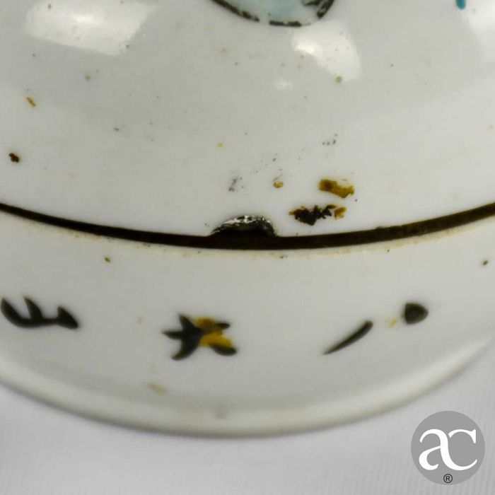 Caixa redonda em porcelana da China, com caracteres chineses, séc. XIX