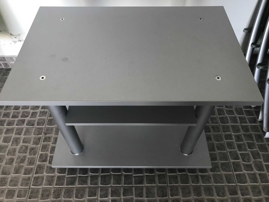 mesa metálica para TV, com prateleiras