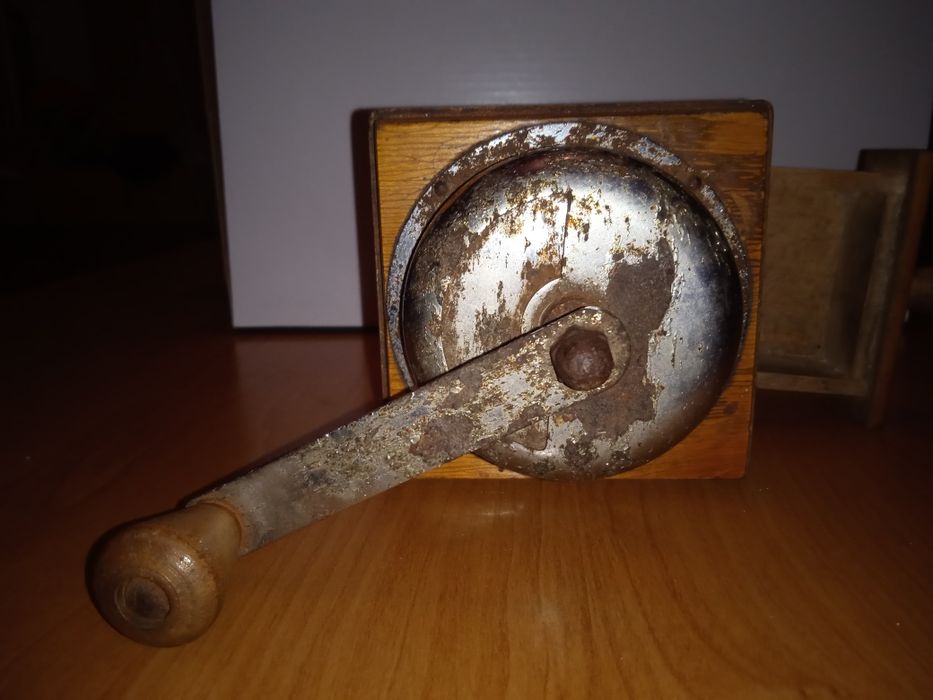 Stary młynek  do kawy czy pieprzu sprawny zapraszam