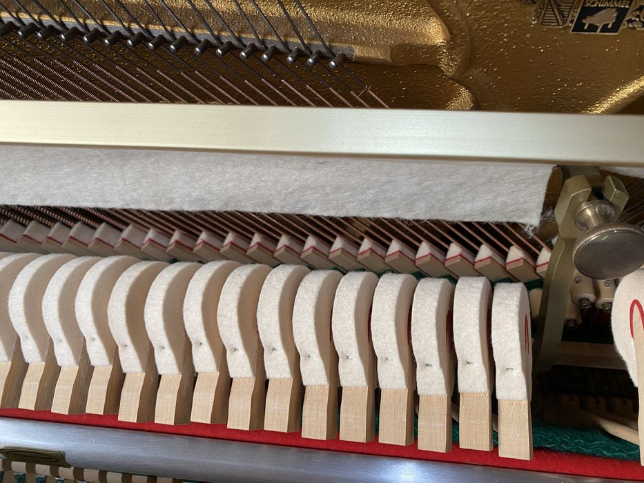Piękne, białe pianino Schimmel