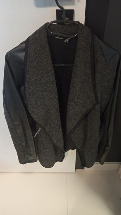 Narzutka ze skorzanymi dodatkami na rekawach