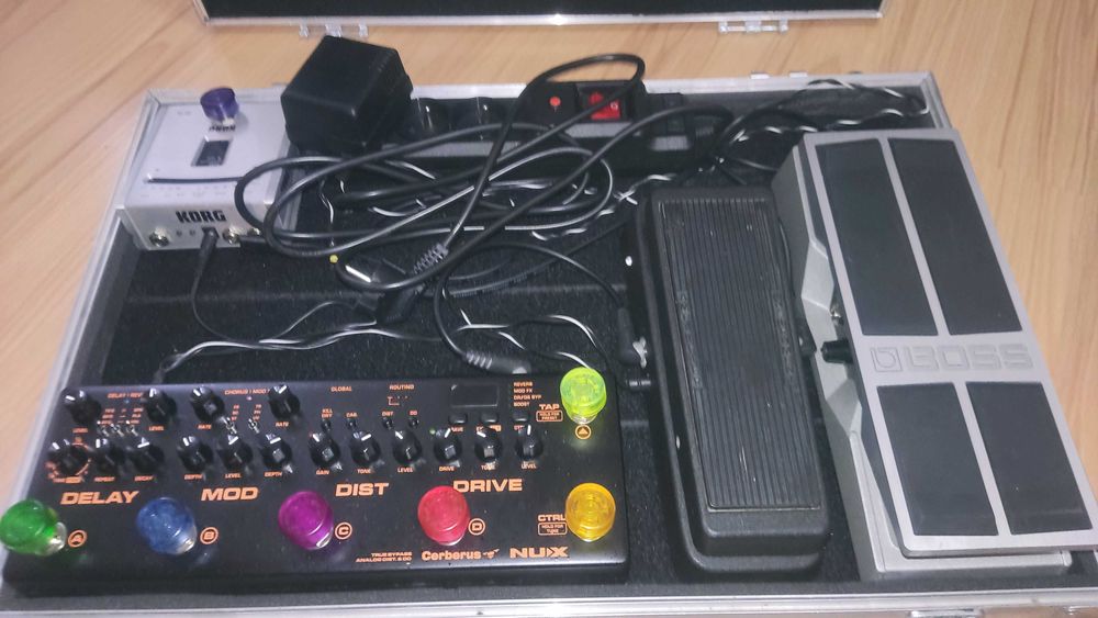 Gotowy gitarowy pedalboard w walizce - Case, Nux, Dunlop, Boss, Korg.