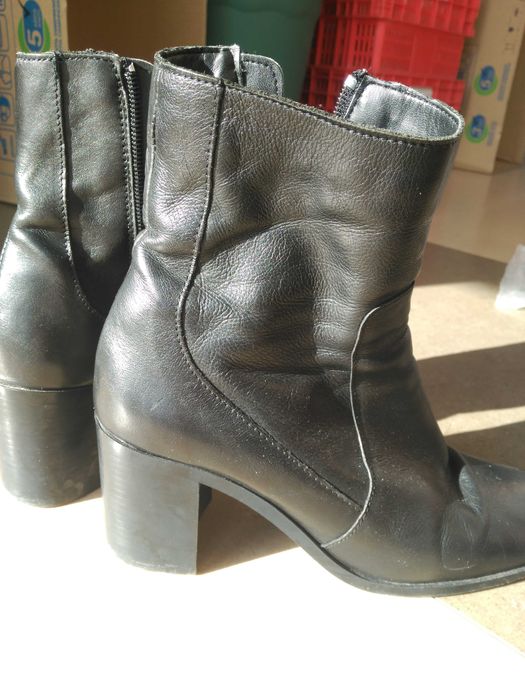 Botas pretas em pele da Zara 37