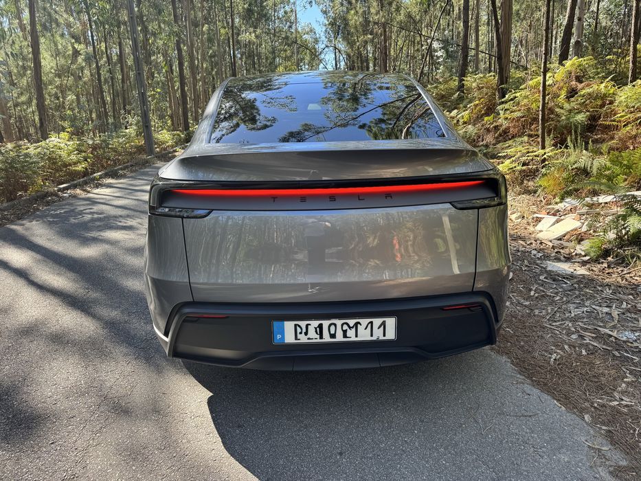 Tesla Model Y Premium RWD 2025 | Quicksilver | Interior Branco | 28.000 km — photo 3
