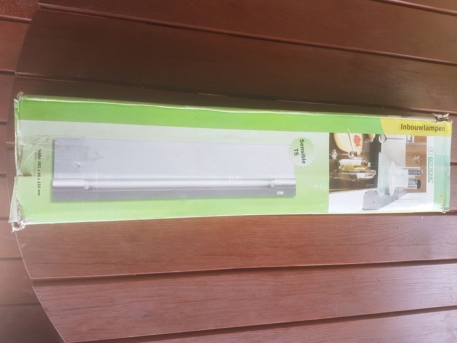 Lampa świetlówka z panelem szklanym