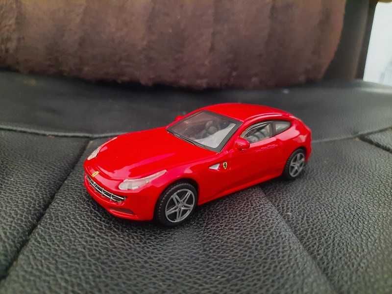 Miniaturas Ferrari e Porsche à escala 1/43
