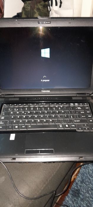 PC Toshiba pronto para ser utilizado.