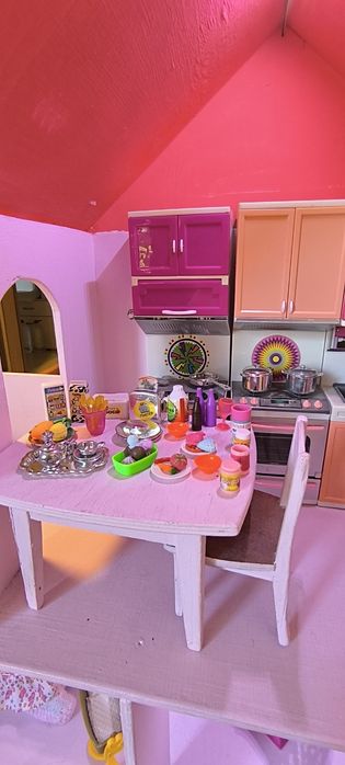 Будиночок для ляльок, домик для Барби, з меблями, з ляльками.