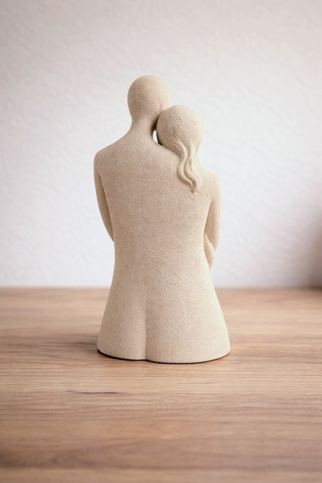 Escultura de casal minimalista